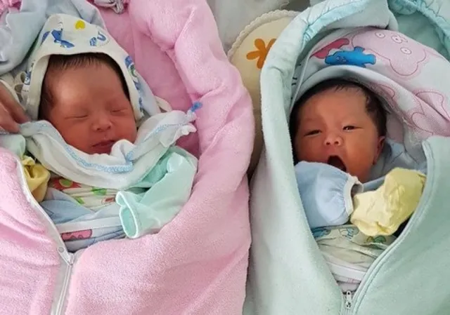 Sản phụ sinh đôi, một bé còn nguyên bọc ối - Ảnh 1.