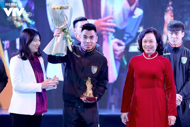 Hà Nội trao biểu tượng Thánh Gióng cho 5 cầu thủ U23 Việt Nam - Ảnh 4. Hà Nội trao biểu tượng Thánh Gióng cho 5 cầu thủ U23 Việt Nam - Ảnh 4.