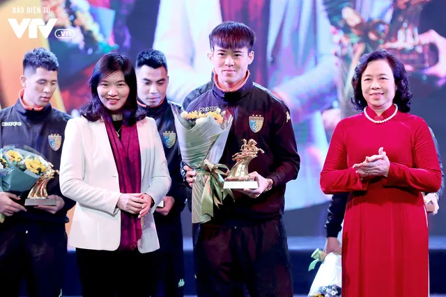 Hà Nội trao biểu tượng Thánh Gióng cho 5 cầu thủ U23 Việt Nam - Ảnh 3. Hà Nội trao biểu tượng Thánh Gióng cho 5 cầu thủ U23 Việt Nam - Ảnh 3.
