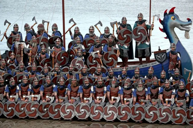 Kỳ thú lễ hội lửa truyền thống tại Scotland - Ảnh 1. Kỳ thú lễ hội lửa truyền thống tại Scotland - Ảnh 1.
