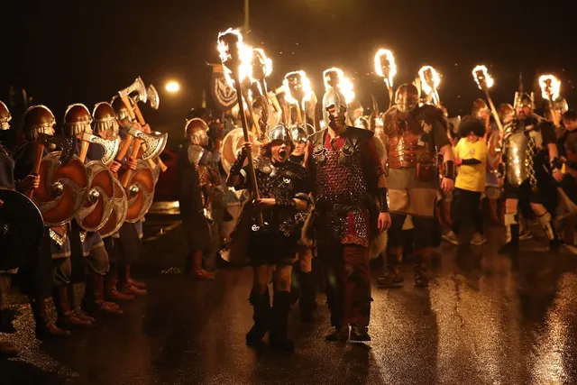 Kỳ thú lễ hội lửa truyền thống tại Scotland - Ảnh 8. Kỳ thú lễ hội lửa truyền thống tại Scotland - Ảnh 8.