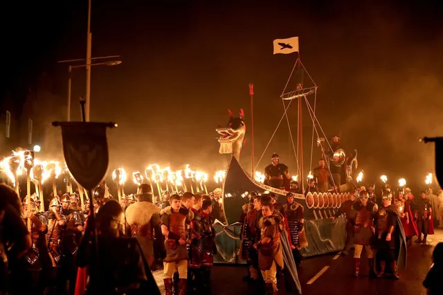 Kỳ thú lễ hội lửa truyền thống tại Scotland - Ảnh 6. Kỳ thú lễ hội lửa truyền thống tại Scotland - Ảnh 6.