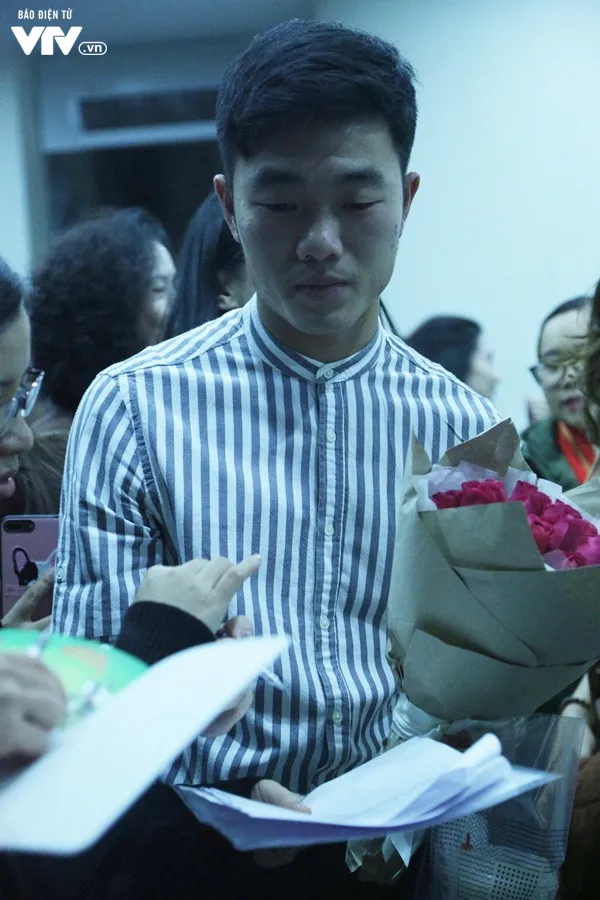 Xuân Trường nhận hoa hồng, trà sữa, cười tít mắt trong vòng vây của fan - Ảnh 7. Xuân Trường nhận hoa hồng, trà sữa, cười tít mắt trong vòng vây của fan - Ảnh 7.