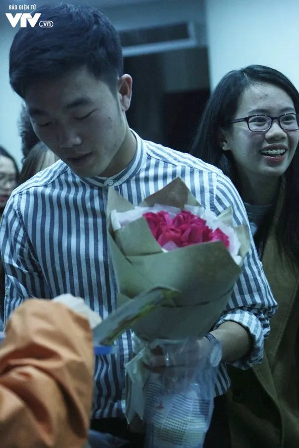 Xuân Trường nhận hoa hồng, trà sữa, cười tít mắt trong vòng vây của fan - Ảnh 6. Xuân Trường nhận hoa hồng, trà sữa, cười tít mắt trong vòng vây của fan - Ảnh 6.