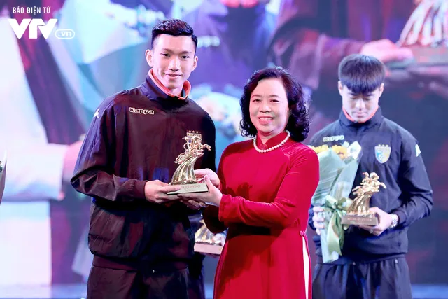Hà Nội trao biểu tượng Thánh Gióng cho 5 cầu thủ U23 Việt Nam - Ảnh 2. Hà Nội trao biểu tượng Thánh Gióng cho 5 cầu thủ U23 Việt Nam - Ảnh 2.
