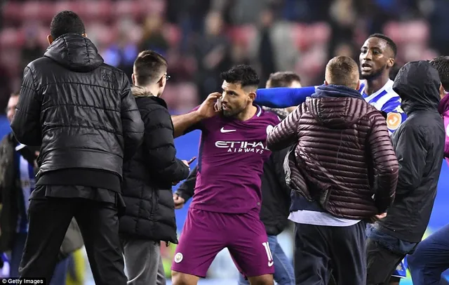 Vụ Aguero gạt tay trúng má CĐV: FA phạt đúng người, đúng tội - Ảnh 2.