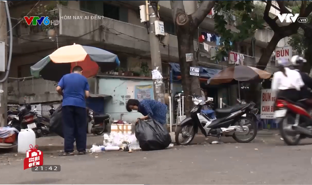 Cảm thương số phận người mẹ lượm ve chai nuôi con một mình - Ảnh 1.