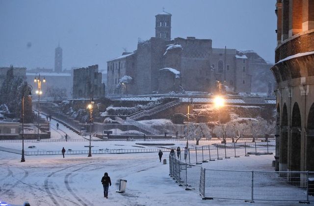 Bão tuyết bất thường ở Italy, giao thông, du lịch bị đình trệ - Ảnh 3.