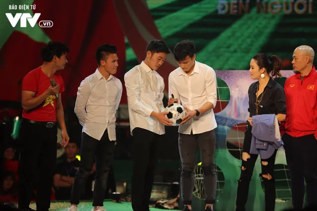 Những khoảnh khắc đáng nhớ U23 Việt Nam tái ngộ khán giả Hà Nội - Ảnh 12. Những khoảnh khắc đáng nhớ U23 Việt Nam tái ngộ khán giả Hà Nội - Ảnh 12.