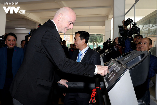 Chủ tịch FIFA Gianni Infantino trổ tài tâng bóng trên sân cỏ Việt - Ảnh 3.