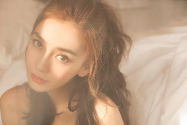 Angelababy lấn át dàn mỹ nhân trên thảm đỏ Đêm hội Weibo 2018 - Ảnh 2.