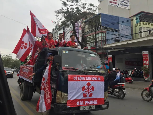 CĐV Hải Phòng diễu hành tưng bừng trước trận CLB Hải Phòng đón tiếp Hoàng Anh Gia Lai - Ảnh 8.