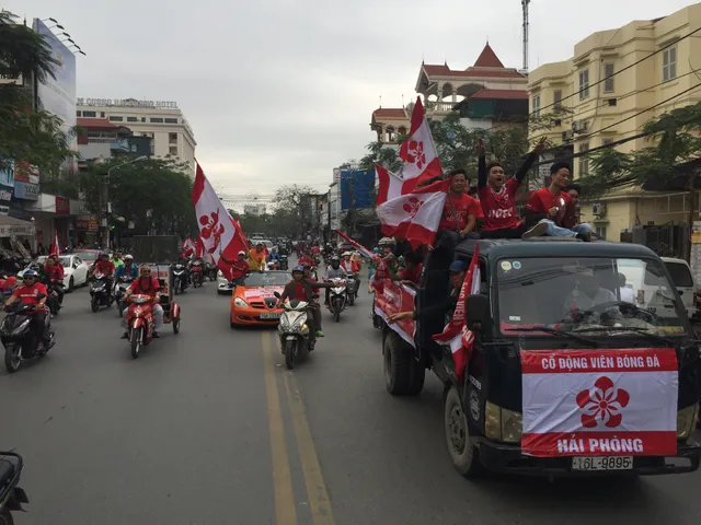 CĐV Hải Phòng diễu hành tưng bừng trước trận CLB Hải Phòng đón tiếp Hoàng Anh Gia Lai - Ảnh 4.