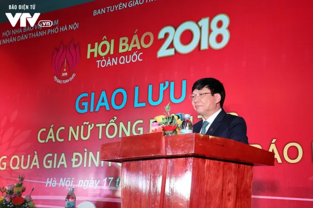 Các nhà báo nữ vừa mang trên vai vô vàn trách nhiệm, vừa phải làm tròn thiên chức người phụ nữ - Ảnh 1.