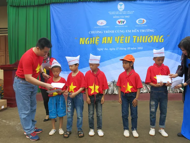 Tiếp lửa yêu thương đến các em học sinh tiểu học Nghệ An - Ảnh 3.