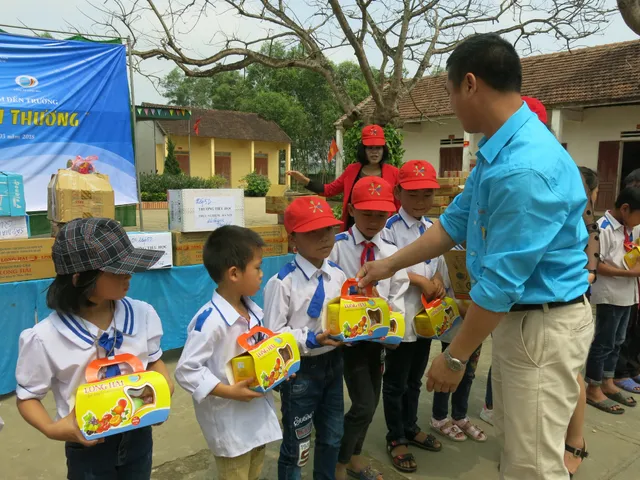 Tiếp lửa yêu thương đến các em học sinh tiểu học Nghệ An - Ảnh 20.