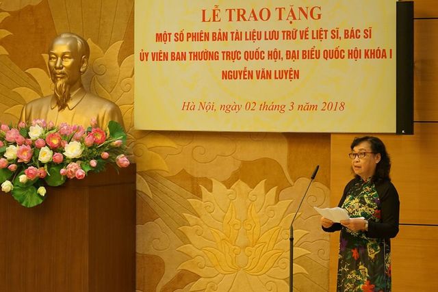 Trao tặng phiên bản tài liệu lưu trữ về liệt sĩ, bác sĩ, nhà báo Nguyễn Văn Luyện - Ảnh 3.