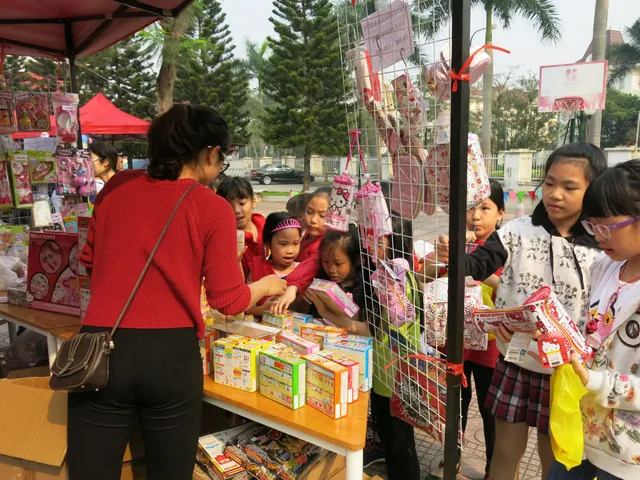 Chợ phiên Hanoi Academy 2018 gây quỹ từ thiện chương trình Trái tim cho em - Ảnh 10.