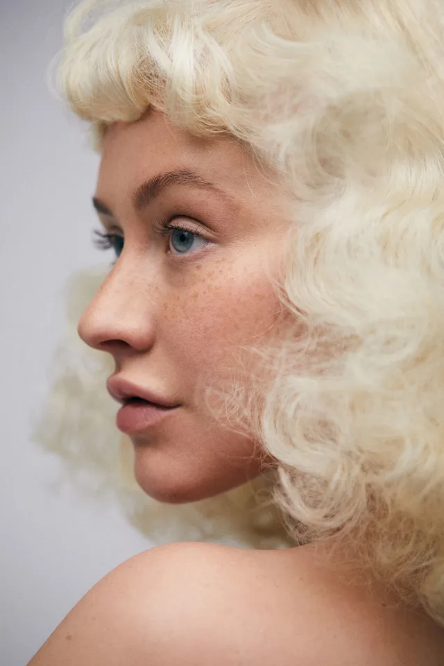 Christina Aguilera lạ lùng trong hình ảnh mới - Ảnh 3.