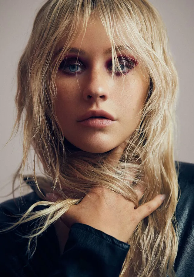 Christina Aguilera lạ lùng trong hình ảnh mới - Ảnh 9.