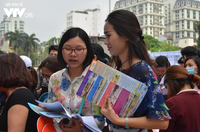 Hàng trăm người xếp hàng săn vé máy bay giá rẻ - Ảnh 4.