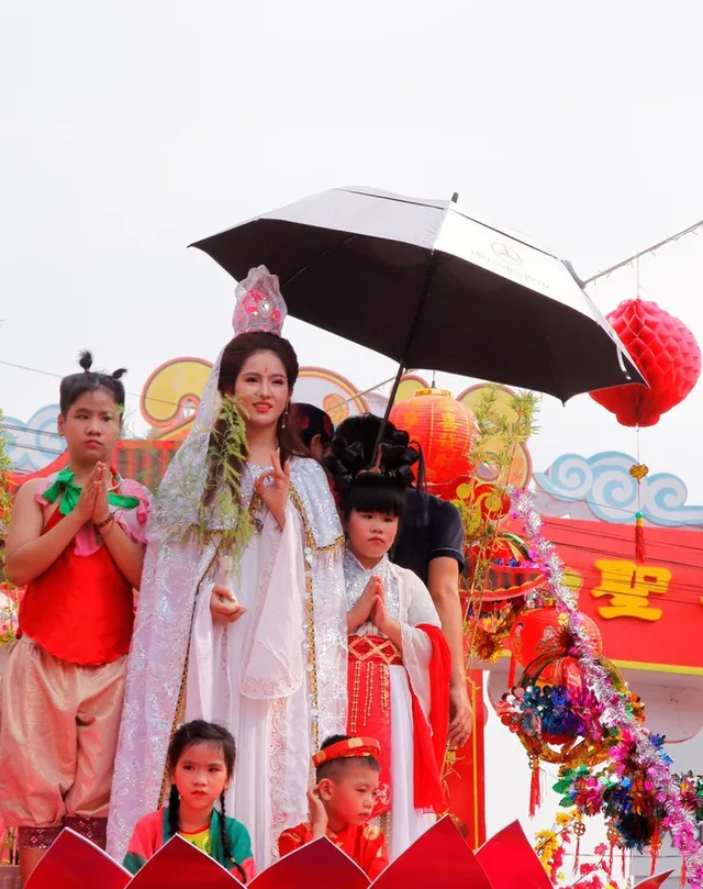 Hàng nghìn người về tham dự Lễ hội Chùa Bà Thiên Hậu, Bình Dương - Ảnh 4. Hàng nghìn người về tham dự Lễ hội Chùa Bà Thiên Hậu, Bình Dương - Ảnh 4.