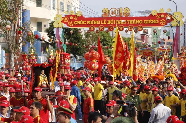 Hàng nghìn người về tham dự Lễ hội Chùa Bà Thiên Hậu, Bình Dương - Ảnh 3. Hàng nghìn người về tham dự Lễ hội Chùa Bà Thiên Hậu, Bình Dương - Ảnh 3.