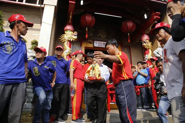 Hàng nghìn người về tham dự Lễ hội Chùa Bà Thiên Hậu, Bình Dương - Ảnh 1. Hàng nghìn người về tham dự Lễ hội Chùa Bà Thiên Hậu, Bình Dương - Ảnh 1.
