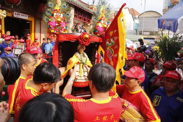 Hàng nghìn người về tham dự Lễ hội Chùa Bà Thiên Hậu, Bình Dương - Ảnh 2. Hàng nghìn người về tham dự Lễ hội Chùa Bà Thiên Hậu, Bình Dương - Ảnh 2.