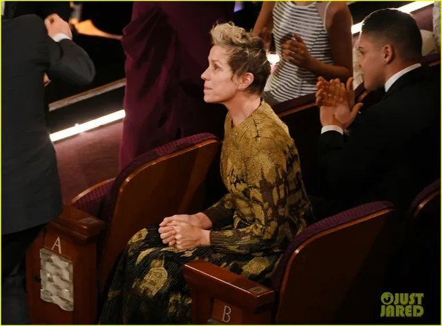 frances-mcdormand-go-pretty-in-gold-for-oscars-2018-01 frances-mcdormand-go-pretty-in-gold-for-oscars-2018-01