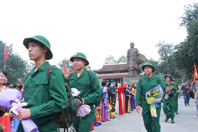 Gần 3.500 thanh niên Hà Nội lên đường nhập ngũ: Bịn rịn giờ chia tay - Ảnh 2.