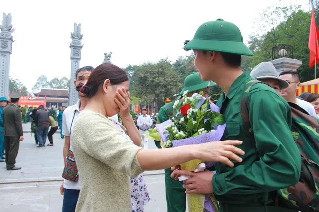 Gần 3.500 thanh niên Hà Nội lên đường nhập ngũ: Bịn rịn giờ chia tay - Ảnh 4.