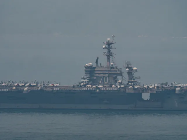 Tàu sân bay Mỹ USS Carl Vinson đã neo đậu trong vịnh Đà Nẵng - Ảnh 7.