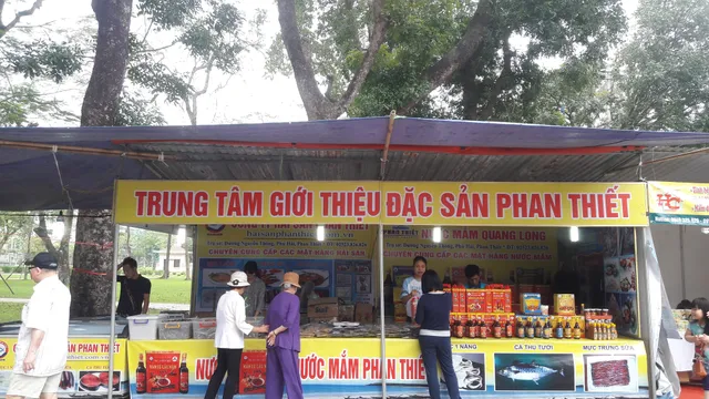 Trải nghiệm Hội chợ hàng tiêu dùng và đặc sản vùng miền - Ảnh 1.