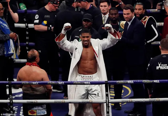 Anthony Joshua đả bại Joseph Parker trong trận siêu kinh điển boxing - Ảnh 1.