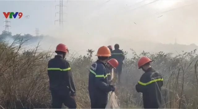 TP.HCM: Cháy lớn dưới chân đường dây điện 220kV Nhà Bè - Phú Mỹ - Ảnh 2.