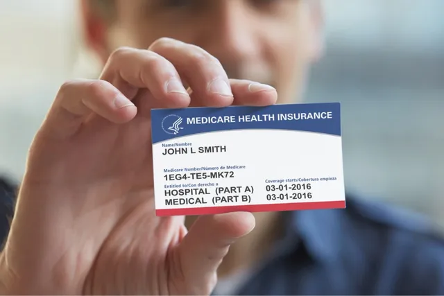 Mỹ: Người dân được phát thẻ y tế có mã nhận dạng để tránh gian lận - Ảnh 1.