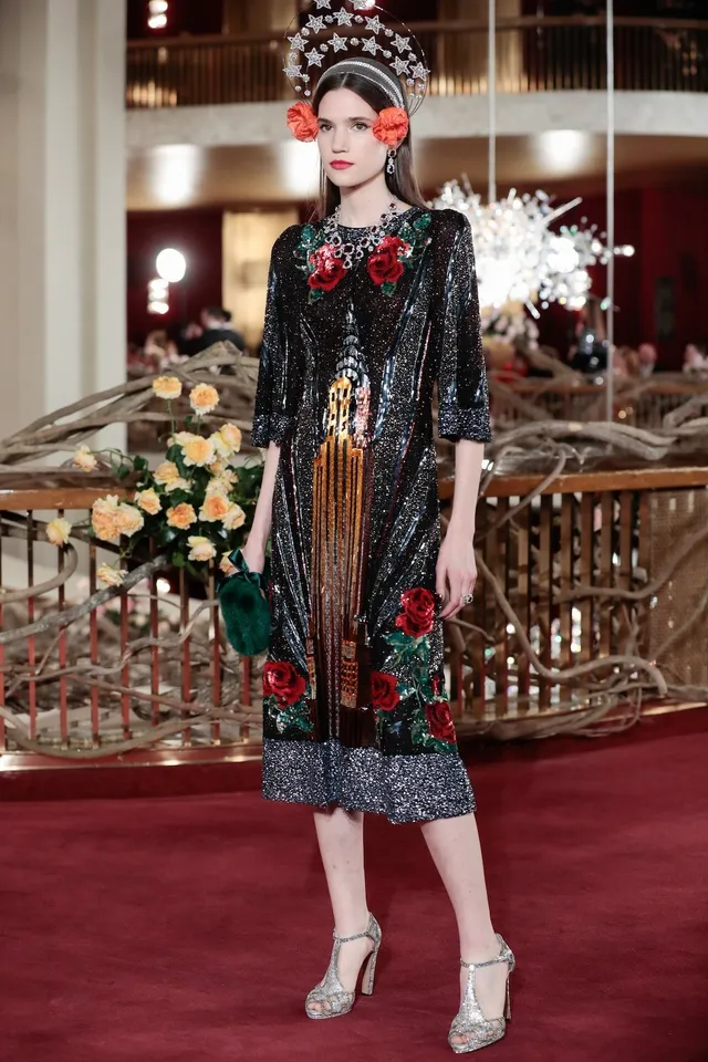 Show Dolce & Gabbana: Khi siêu mẫu báo đen kết hợp cùng người mẫu U50 - Ảnh 1.