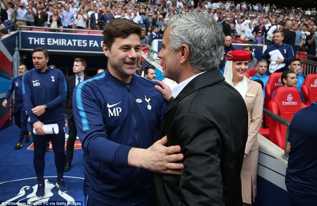 ẢNH: HLV Mourinho tức tối trong ngày Man Utd thắng ngược Tottenham ở bán kết FA Cup - Ảnh 1.