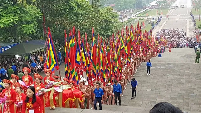 Hàng nghìn người đội mưa vào dâng hương tại Đền Hùng - Ảnh 3.