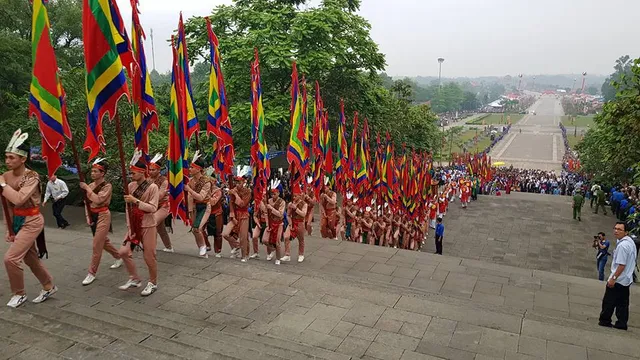 Hàng nghìn người đội mưa vào dâng hương tại Đền Hùng - Ảnh 1.