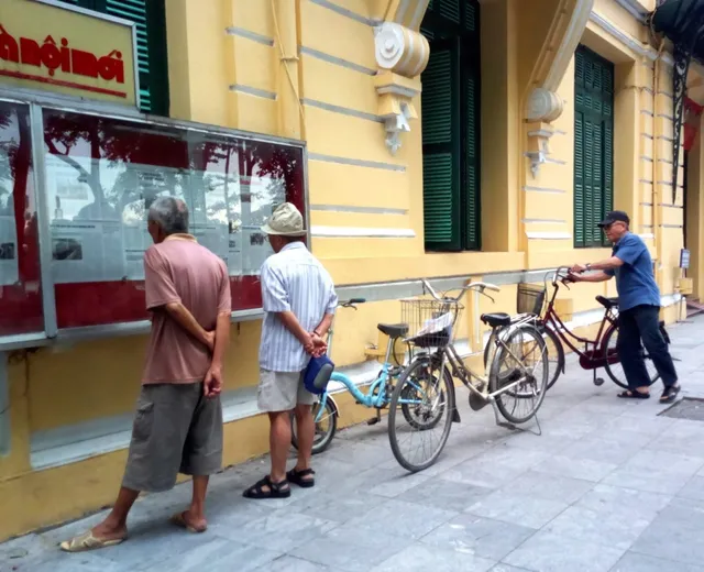 Đọc báo đứng – thói quen và nét đẹp Hà Nội - Ảnh 3.