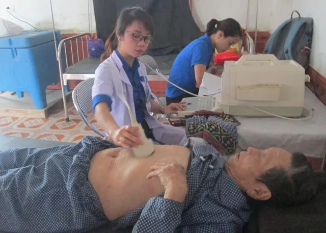 Khám, cấp phát thuốc miễn phí cho người già và trẻ nhỏ Hương Sơn (Hà Tĩnh) - Ảnh 1. Khám, cấp phát thuốc miễn phí cho người già và trẻ nhỏ Hương Sơn (Hà Tĩnh) - Ảnh 1.