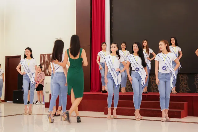 Thí sinh Hoa hậu Biển Việt Nam toàn cầu 2018 tất bật luyện tập catwalk cùng siêu mẫu Bảo Ngọc - Ảnh 4. Thí sinh Hoa hậu Biển Việt Nam toàn cầu 2018 tất bật luyện tập catwalk cùng siêu mẫu Bảo Ngọc - Ảnh 4.