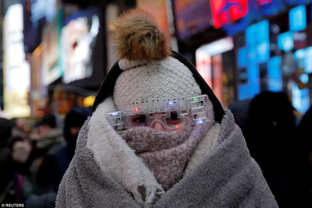 47AA1F8B00000578-5225051-Elena_Barduniotis_from_Colorado_waits_in_Times_Square_during_a_c-a-31_1514768415152