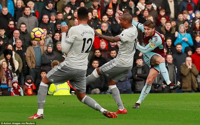 VIDEO Burnley 0-1 Man Utd: Martial tỏa sáng đúng lúc - Ảnh 2.