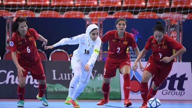 Giải futsal nữ châu Á 2018: ​Thua ĐT Iran, futsal nữ Việt Nam tranh hạng 3 cùng ĐT Thái Lan - Ảnh 3.