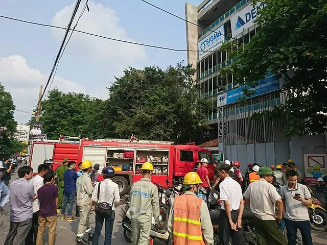 Cháy lớn tại công trình đang thi công ở BV Việt Pháp: Công nhân tháo chạy tán loạn - Ảnh 4.