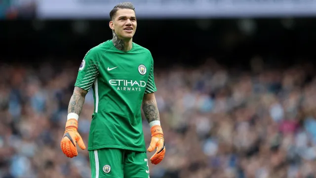 Ederson chính thức gia hạn hợp đồng với Man City - Ảnh 2.