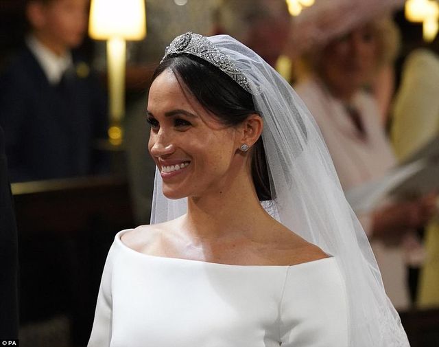 Cận cảnh chiếc váy cưới của cô dâu Hoàng gia Meghan Markle - Ảnh 5.